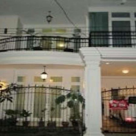 Ge Jacmart Homestay Makassar By Zuzu Екстериор снимка